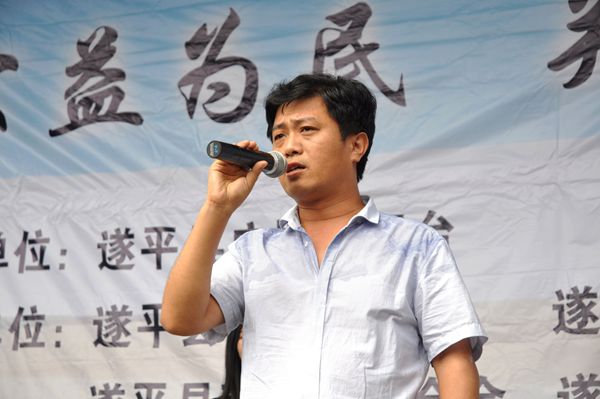 實施農資公益助農 惠及當?shù)剞r民群眾