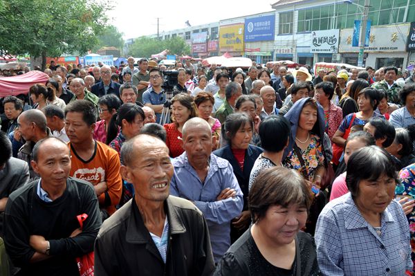 實施農資公益助農 惠及當?shù)剞r民群眾