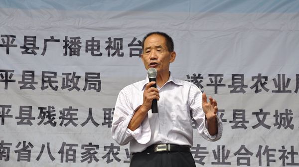 實施農資公益助農 惠及當?shù)剞r民群眾