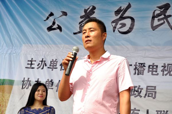 實施農資公益助農 惠及當?shù)剞r民群眾