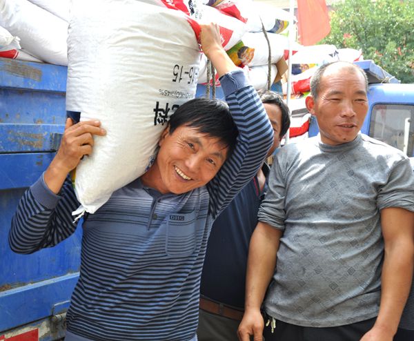 實施農資公益助農 惠及當?shù)剞r民群眾