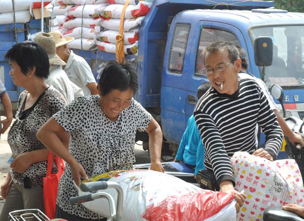 實施農資公益助農 惠及當?shù)剞r民群眾