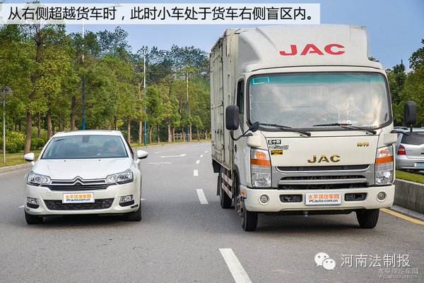 信陽(yáng)奧迪車碰撞渣土車瞬間被掩埋 現(xiàn)場(chǎng)慘不忍睹