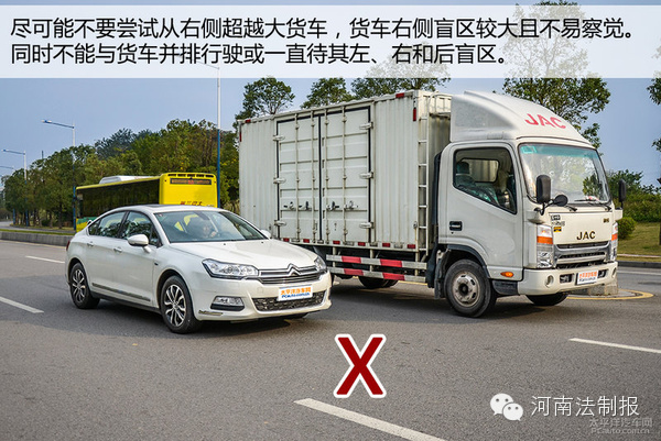 信陽(yáng)奧迪車碰撞渣土車瞬間被掩埋 現(xiàn)場(chǎng)慘不忍睹