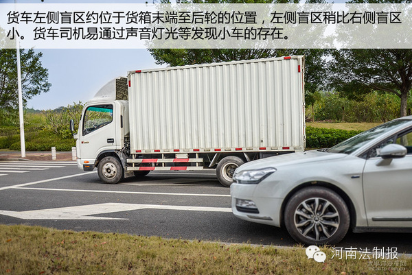 信陽(yáng)奧迪車碰撞渣土車瞬間被掩埋 現(xiàn)場(chǎng)慘不忍睹