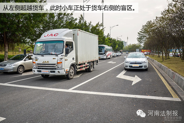 信陽(yáng)奧迪車碰撞渣土車瞬間被掩埋 現(xiàn)場(chǎng)慘不忍睹