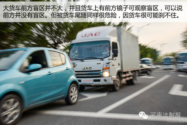 信陽(yáng)奧迪車碰撞渣土車瞬間被掩埋 現(xiàn)場(chǎng)慘不忍睹