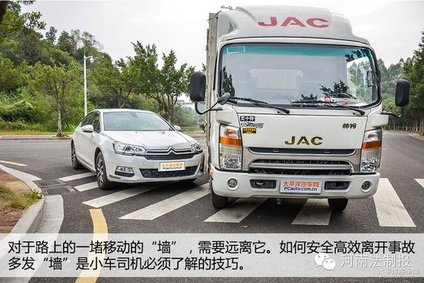 信陽(yáng)奧迪車碰撞渣土車瞬間被掩埋 現(xiàn)場(chǎng)慘不忍睹