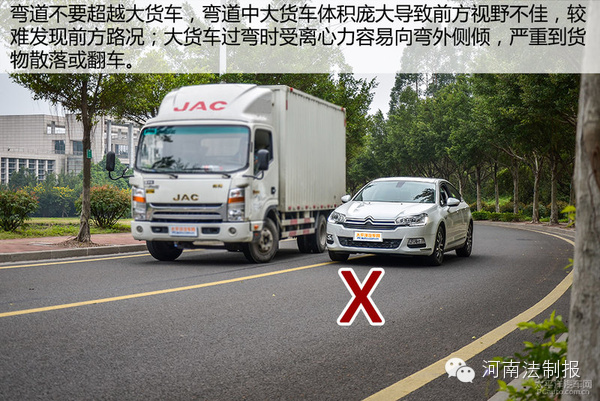 信陽(yáng)奧迪車碰撞渣土車瞬間被掩埋 現(xiàn)場(chǎng)慘不忍睹