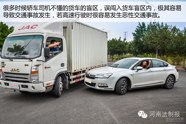 信陽(yáng)奧迪車碰撞渣土車瞬間被掩埋 現(xiàn)場(chǎng)慘不忍睹