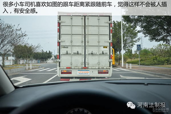 信陽(yáng)奧迪車碰撞渣土車瞬間被掩埋 現(xiàn)場(chǎng)慘不忍睹