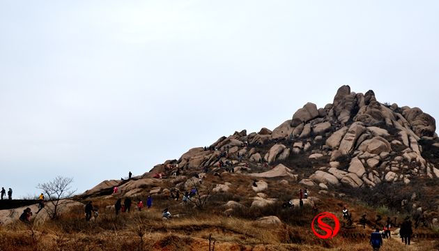 嵖岈山風(fēng)景區(qū)：清明節(jié)每天旅游人數(shù)達萬人