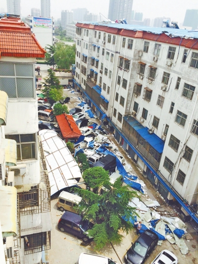 滎陽(yáng)降雨800平米簡(jiǎn)易房轟然坍塌 50多輛車被砸