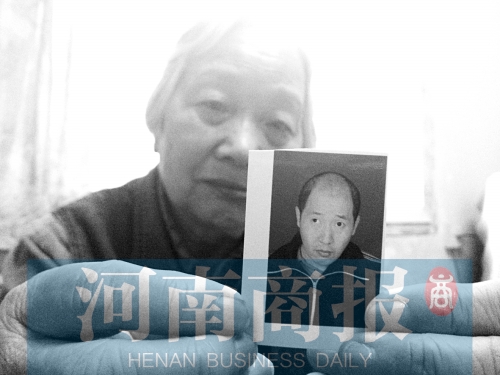 77歲母親鄭州街頭尋子 怕兒子半夜敲門晚上睡客廳