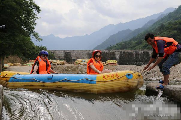 土豪為女友慶生“包河”漂流 要工人沿河敬禮