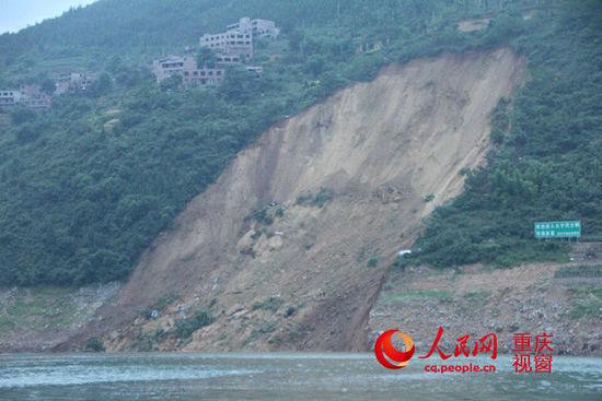 重慶大寧河滑坡致13艘船翻沉 1人失蹤5人受傷