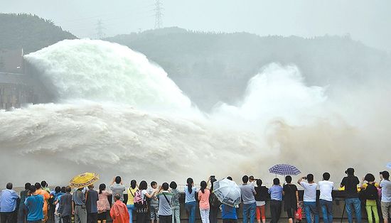 小浪底調(diào)水調(diào)沙現(xiàn)場 游客冒雨看“飛龍”