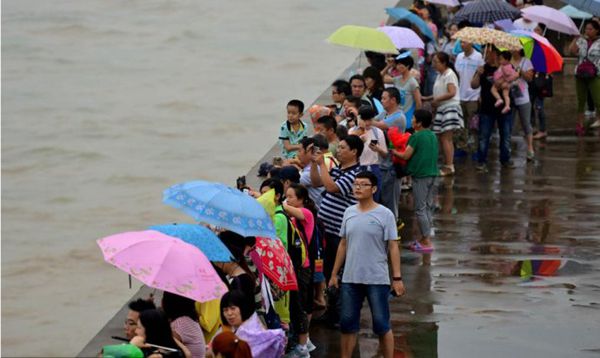 小浪底調(diào)水調(diào)沙現(xiàn)場 游客冒雨看“飛龍”