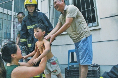 好奇害死貓,！安陽(yáng)5歲男孩腦袋被卡防盜窗