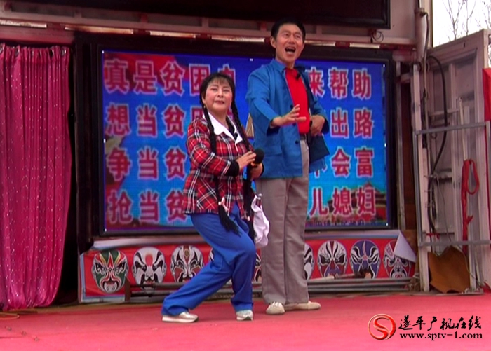 2017-11-21張?jiān)? 人社局脫貧攻堅(jiān)演出.avi_20171122_154716.236_副本
