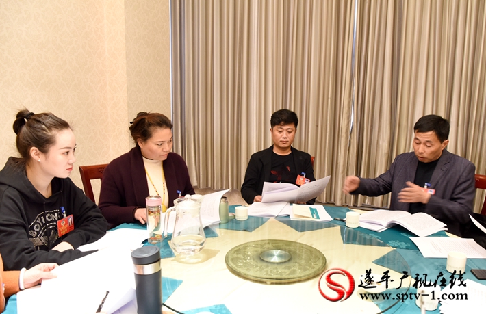 上圖:委員們在討論提案的書寫。
